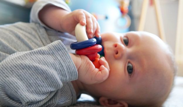 Comment nettoyer les jouets pour bébé