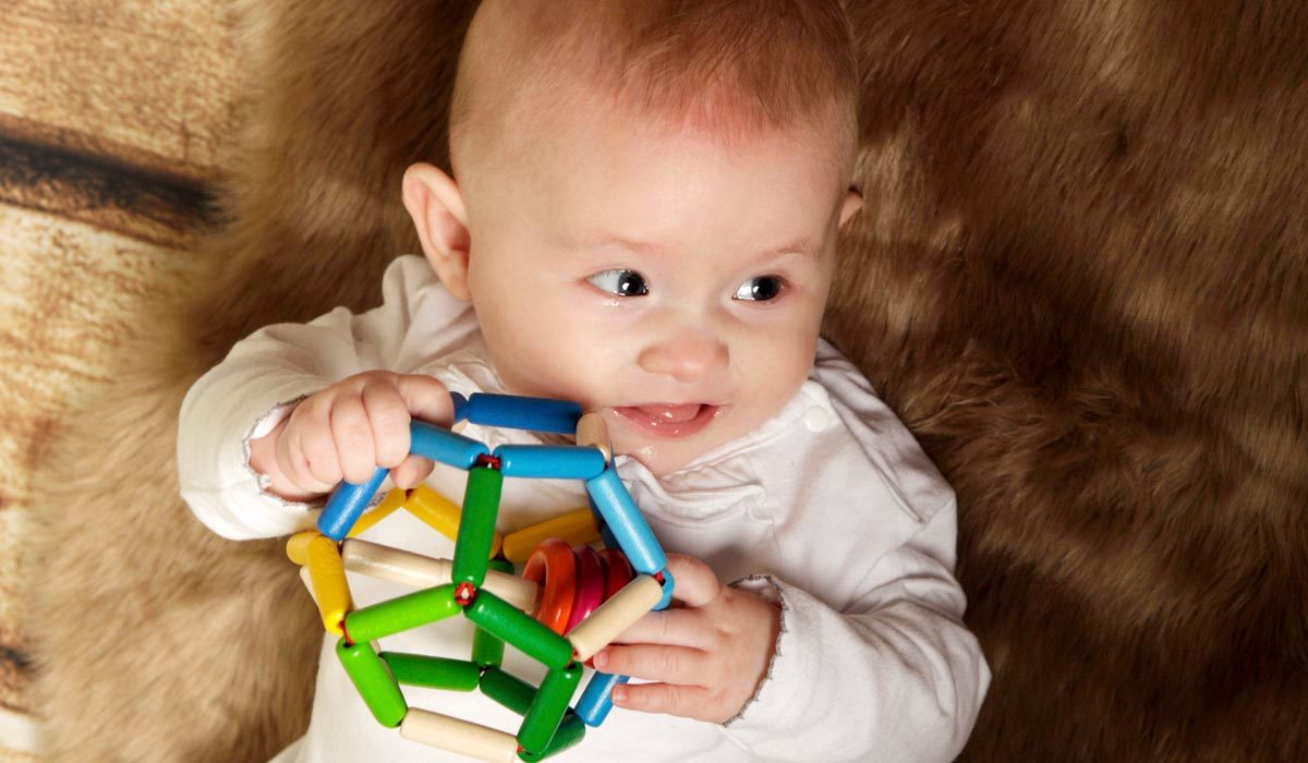 Etapes Majeures Chez Les Bebes De 8 A 12 Semaines Jouets Bois Selecta