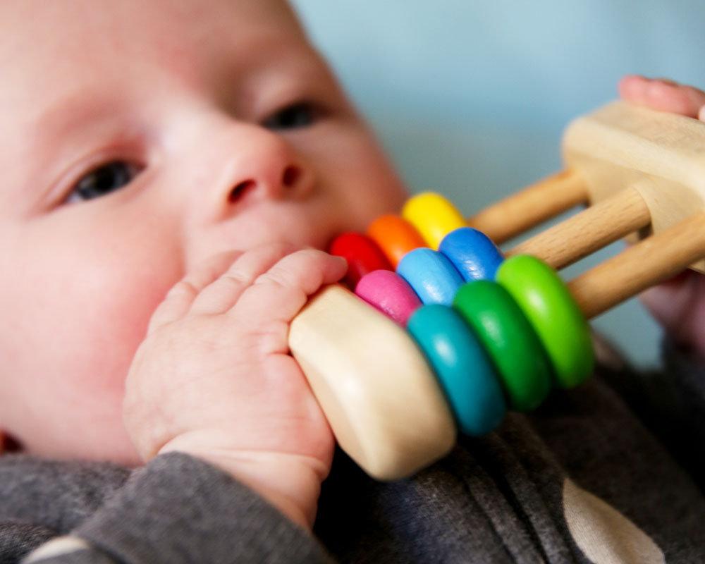 Bébé avec les jouets en bois d'Abacus par Selecta
