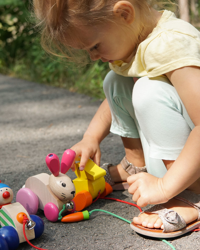 Enfant avec les jouets en bois Autolino, Hanna Hoppel et Karla de Selecta