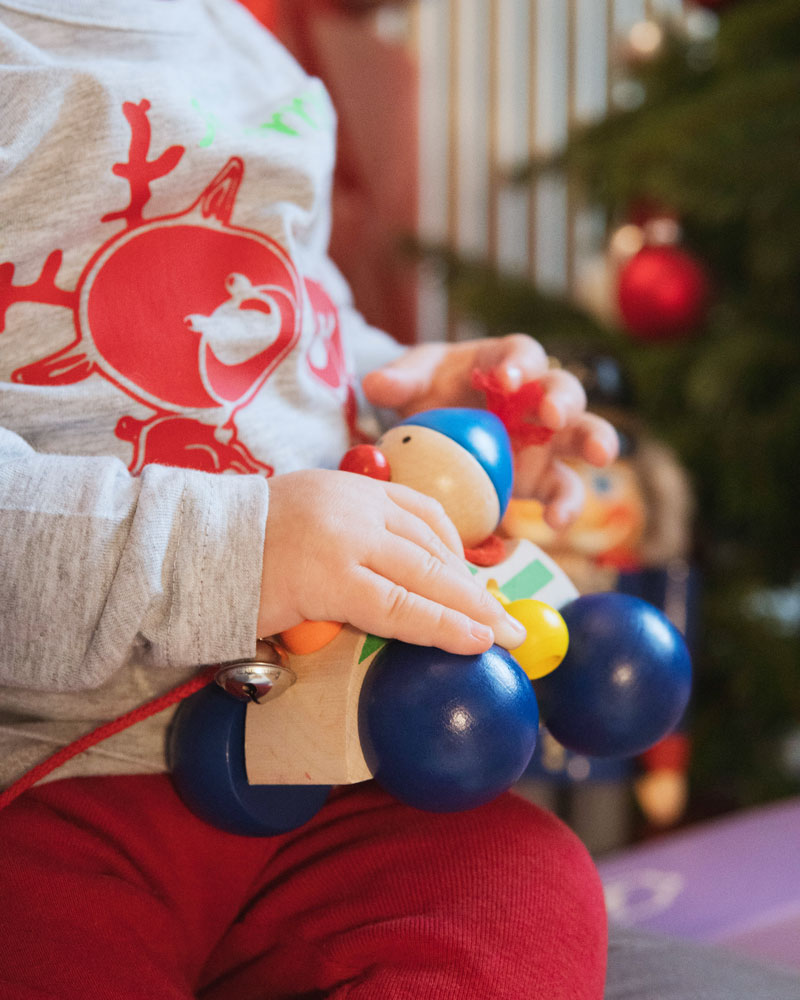 Enfant avec un jouet en bois Autolino de Selecta