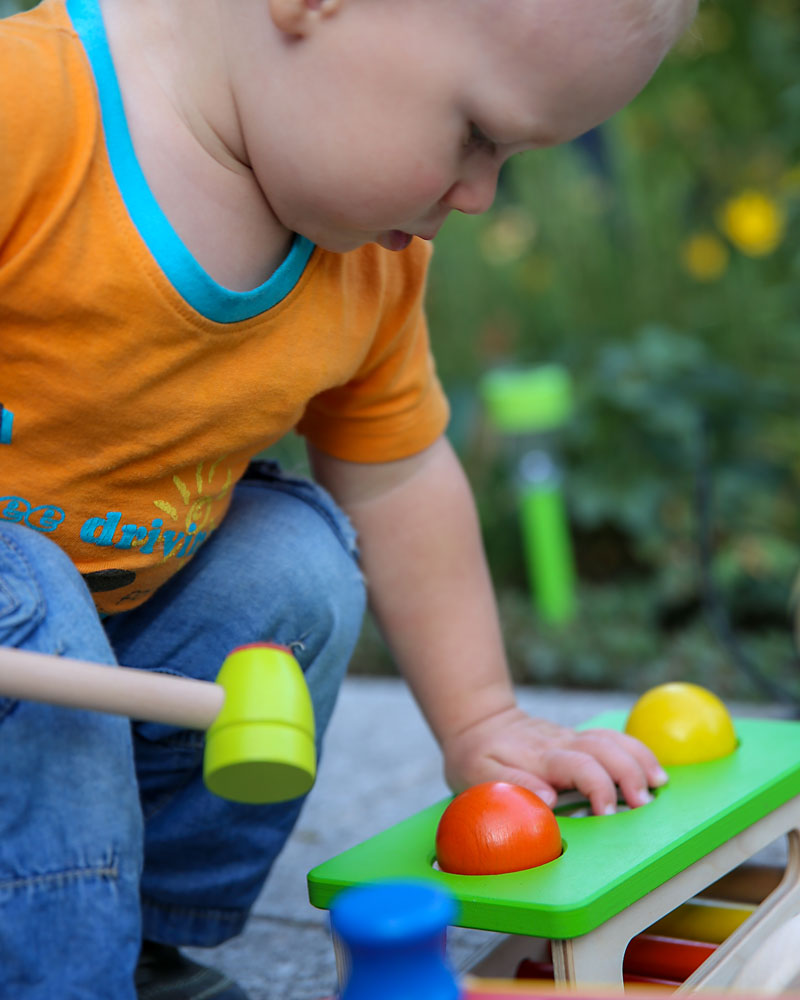 Enfant avec les jouets en bois Battino de Selecta