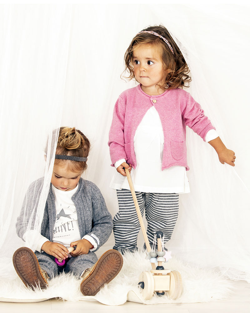 Enfant avec carrousel de jouets en bois de Selecta