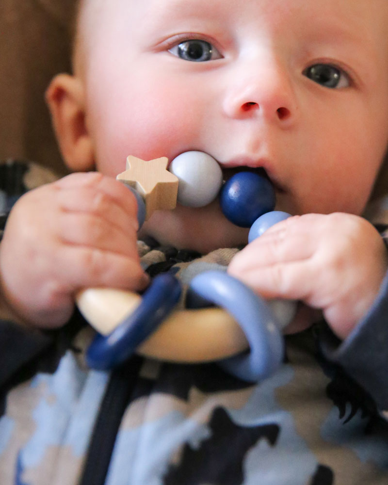 Enfant avec hochet magique bleu jouets en bois par Selecta