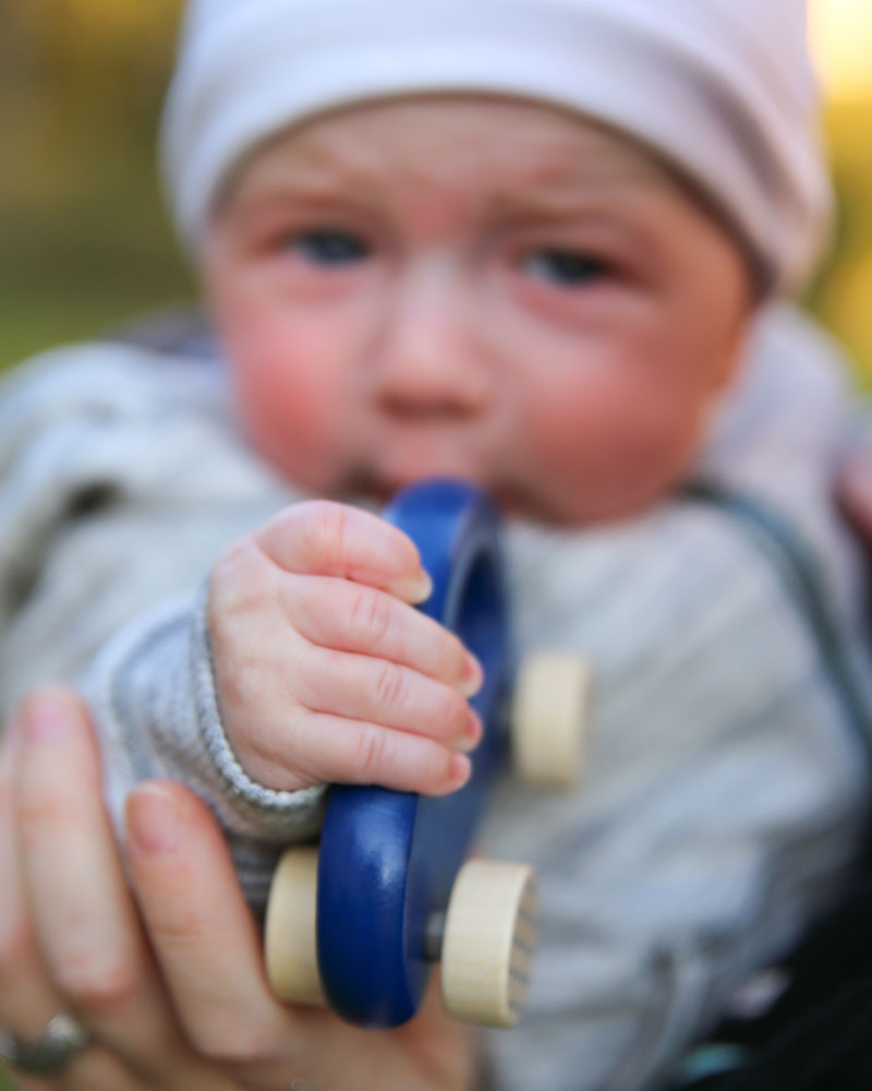 Enfant avec petite voiture jouets en bois bleu rapide de Selecta