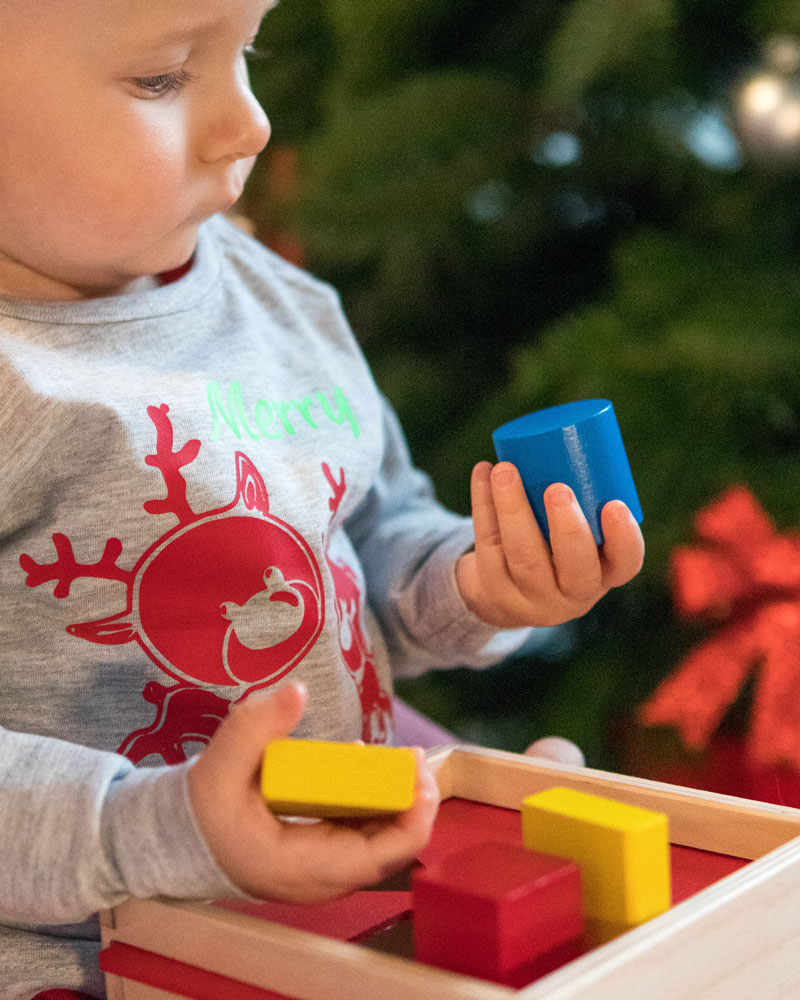 Enfant avec boîte un jouet en bois de forme de Selecta