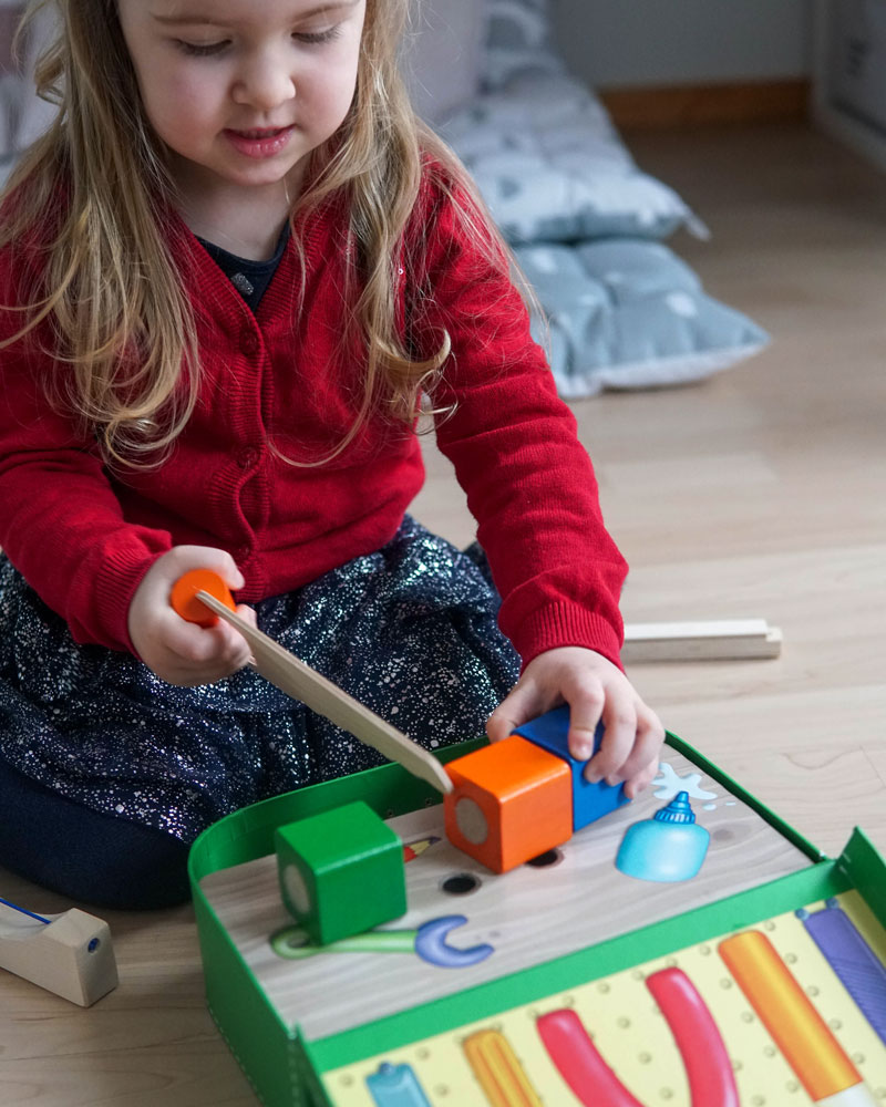 Un enfant avec une boîte à outils en bois de Selecta