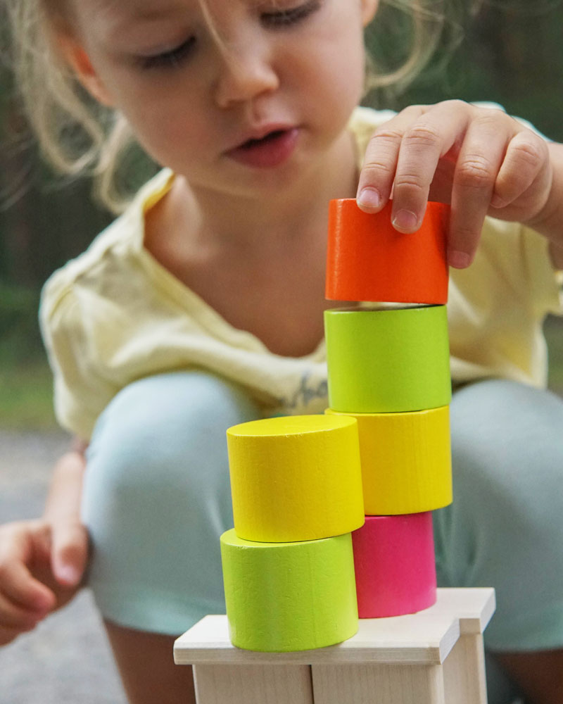 Un enfant avec les jouets en bois Coloro de Selecta