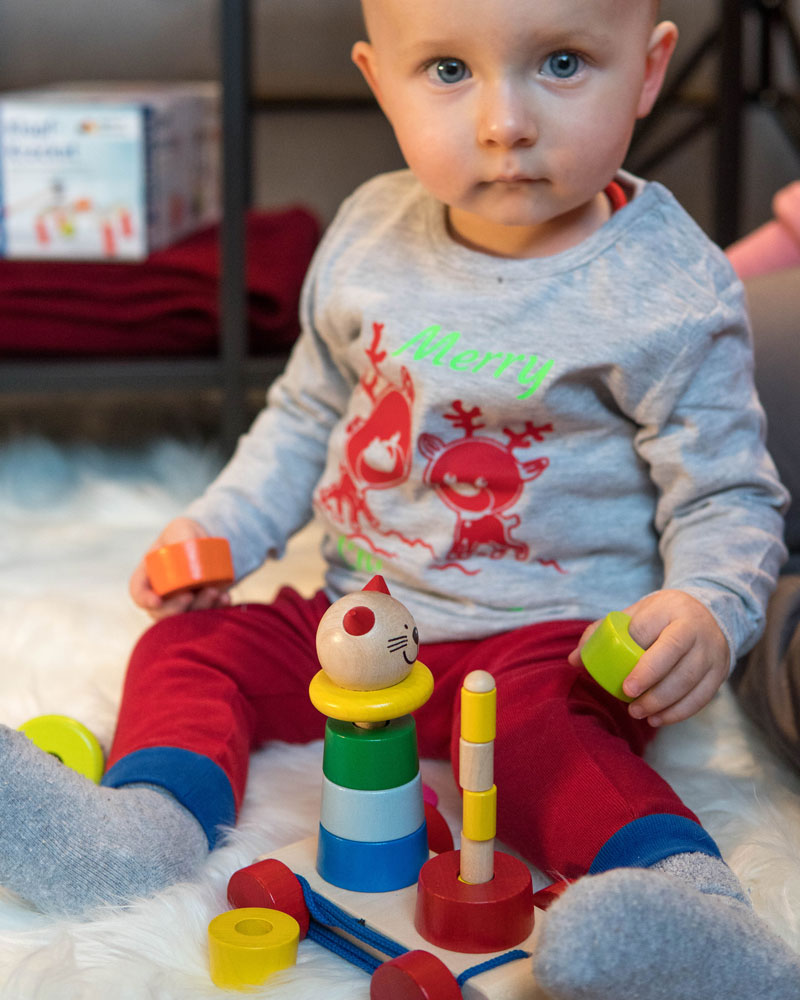 Un enfant avec des jouets en bois filino de Selecta