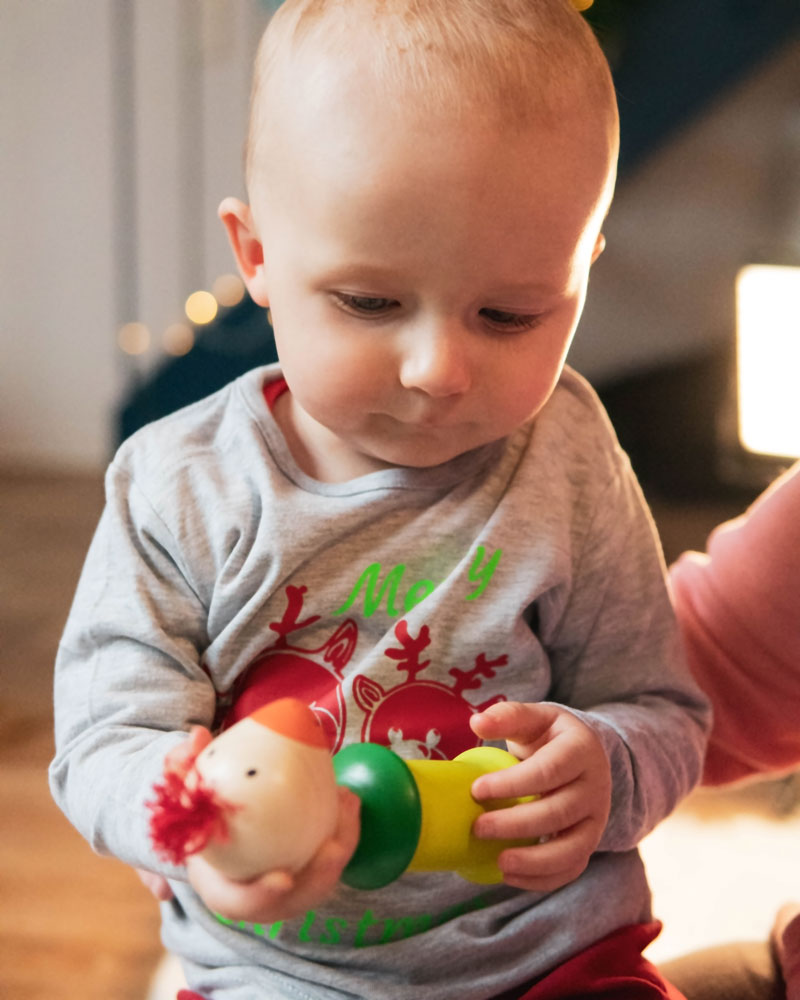 Enfant avec les jouets en bois Kiri oiseau de Selecta