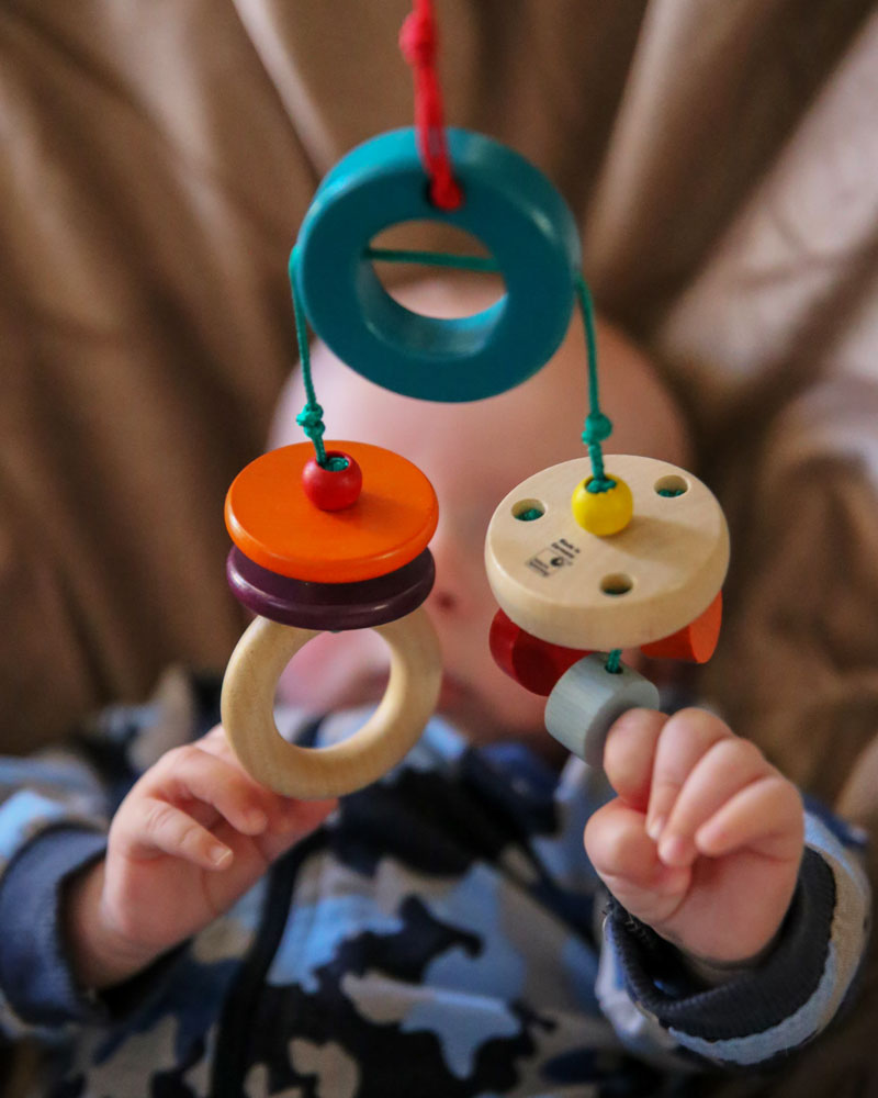 Un enfant avec des jouets en bois Klappadu de Selecta