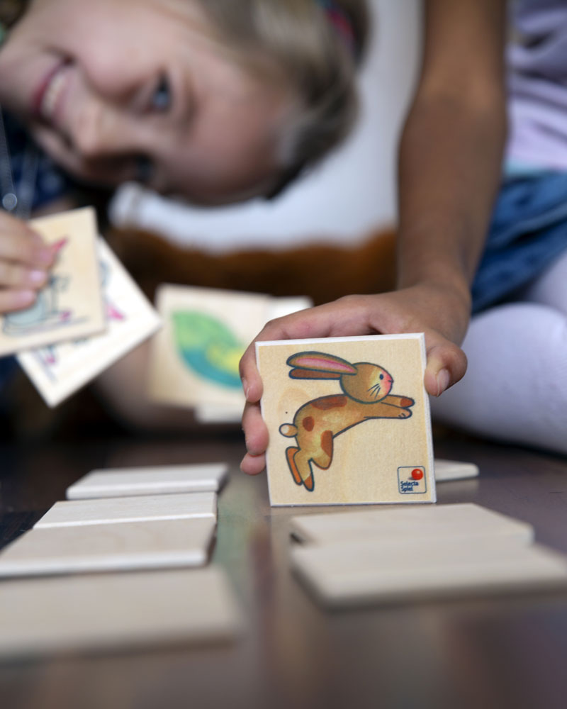 Enfant avec Memo Pepito jouets en bois par Selecta