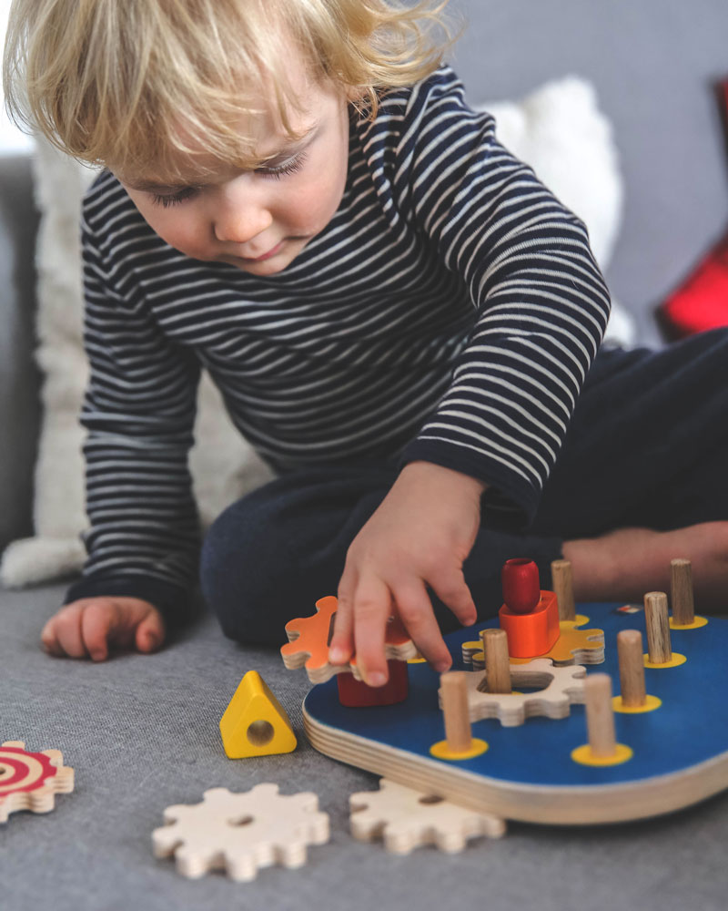 Enfant avec les jouets en bois Poignée de Selecta