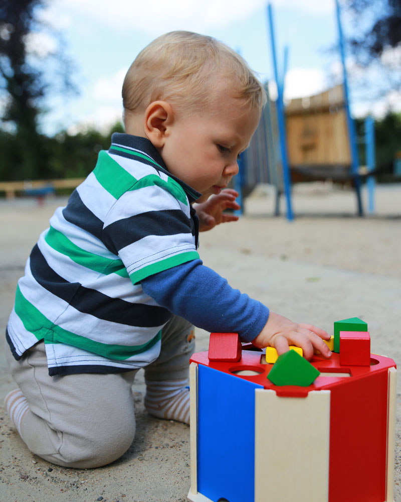 Un enfant avec des jouets en bois Quatrino de Selecta