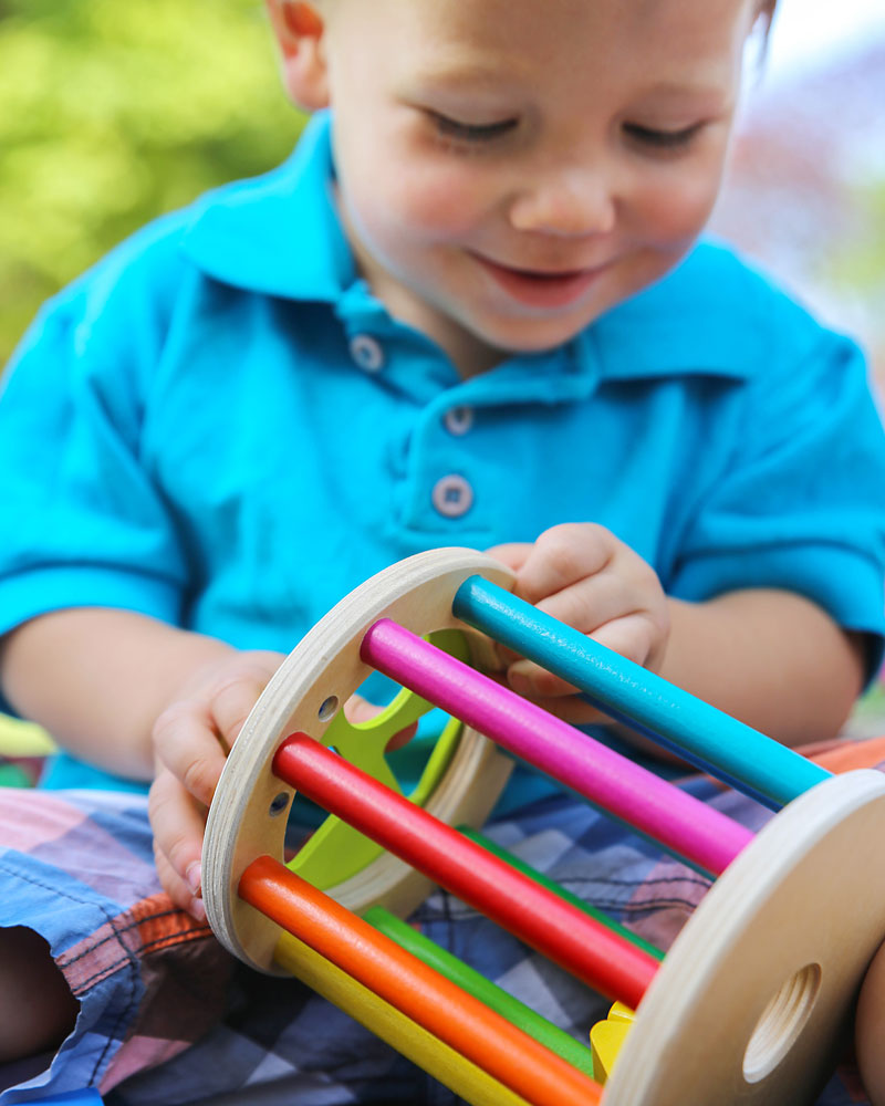 Enfant avec rouleau a forme jouet en bois de Selecta