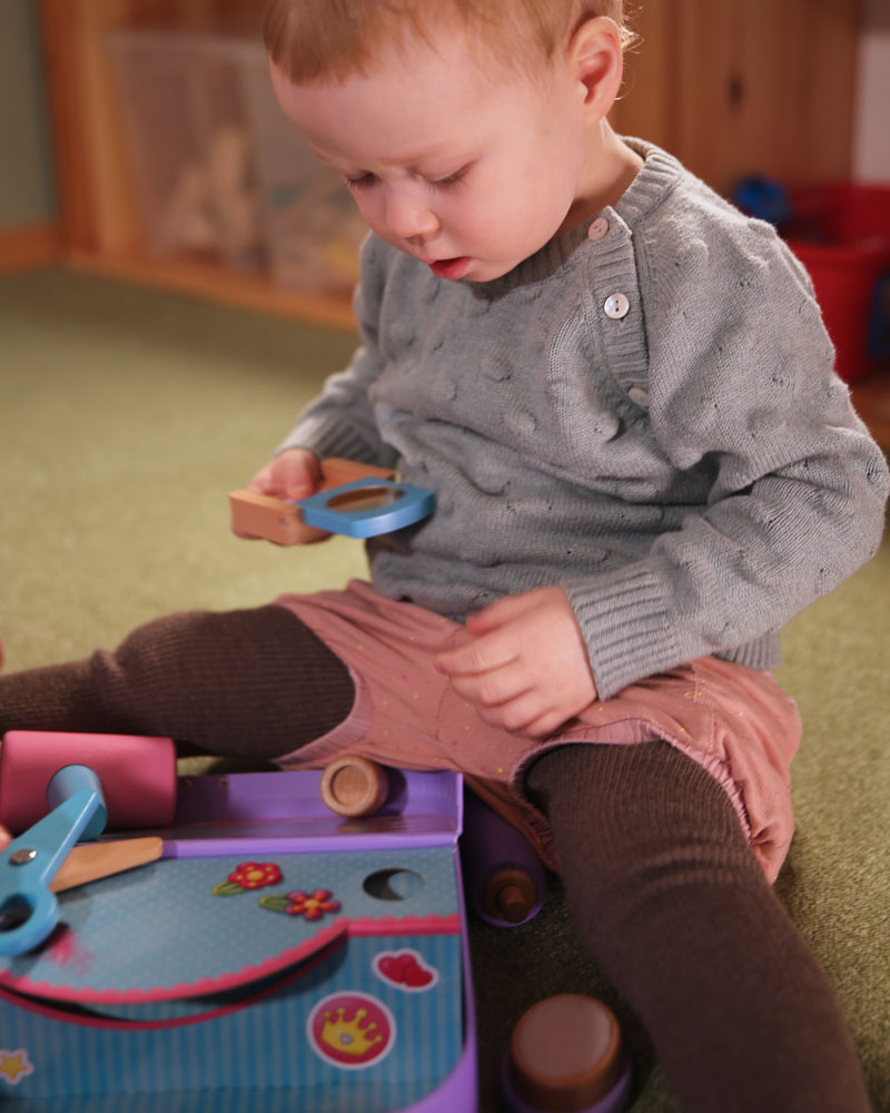 Enfant avec étui de beauté jouets en bois de Selecta