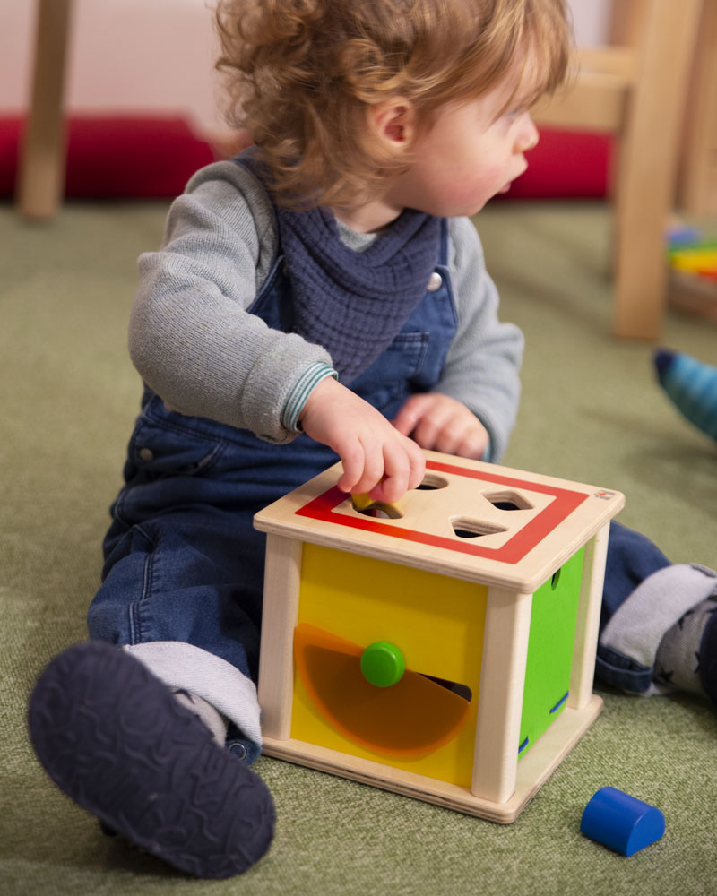 Enfant avec les jouets en bois Varianto de Selecta