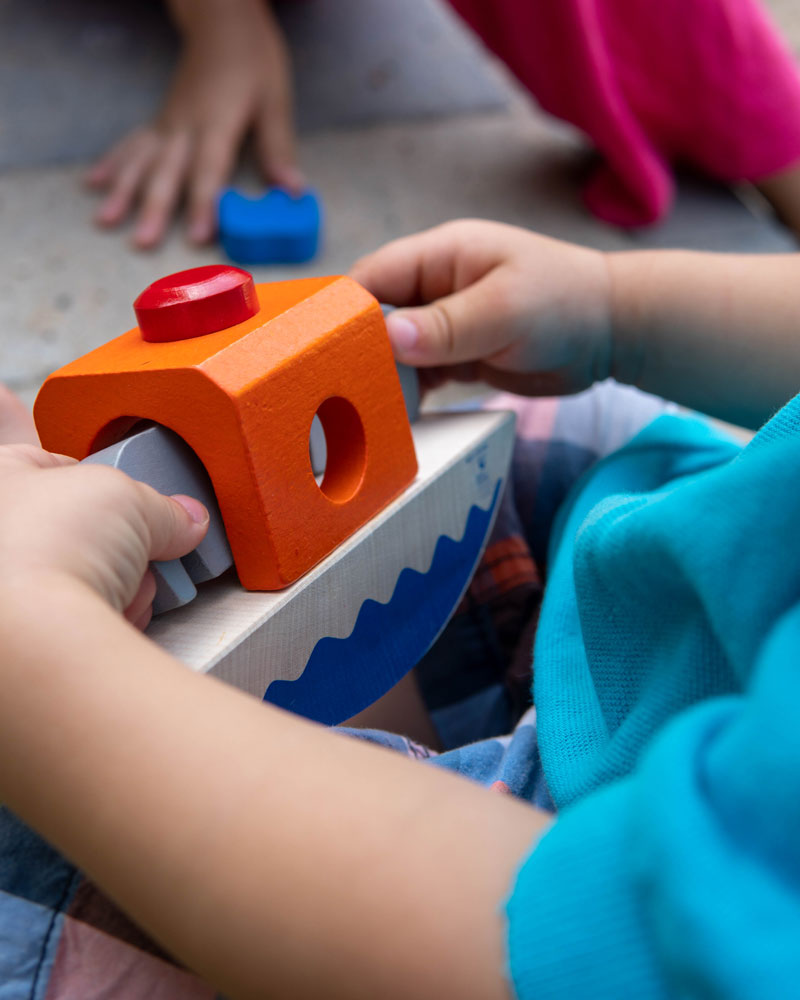 Enfant avec le jouet en bois Wippofant de Selecta