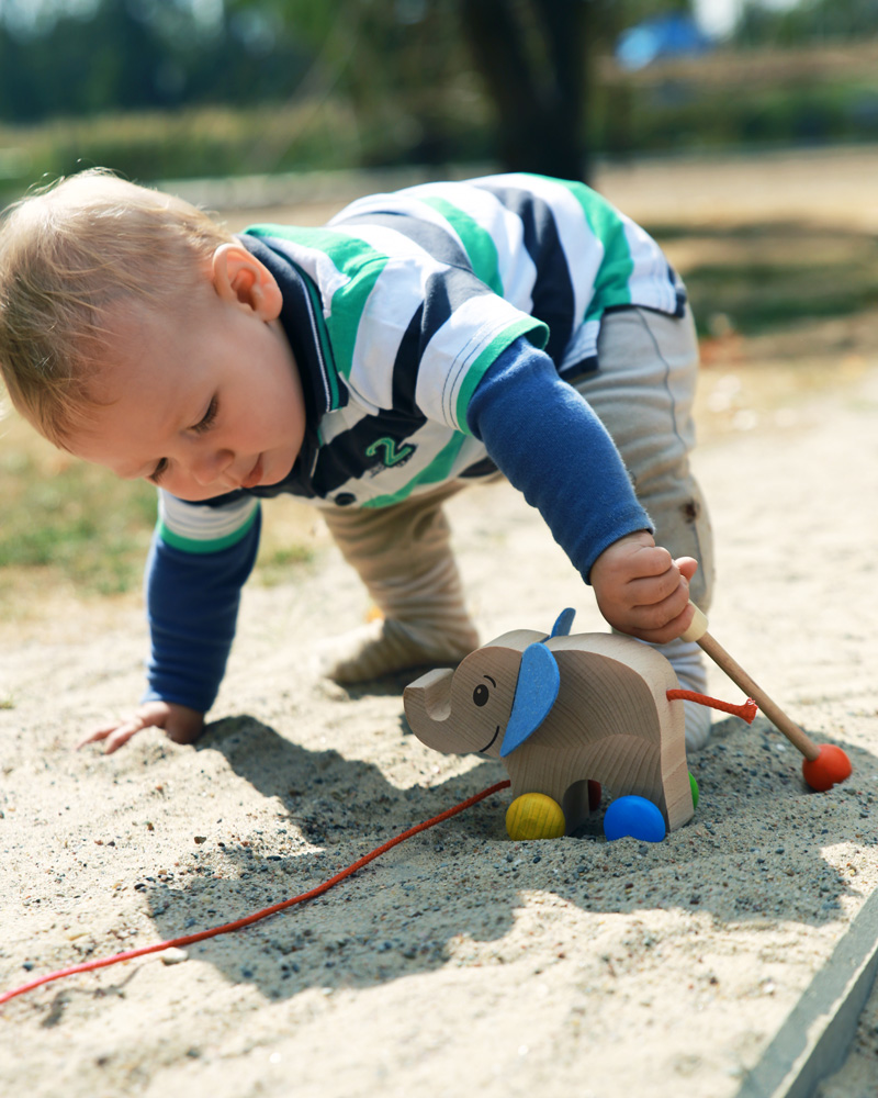 Un enfant avec les jouets en bois Yambo de Selecta