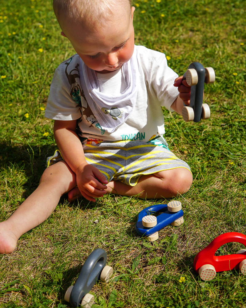 une petite voiture rapide jouets en bois emotions