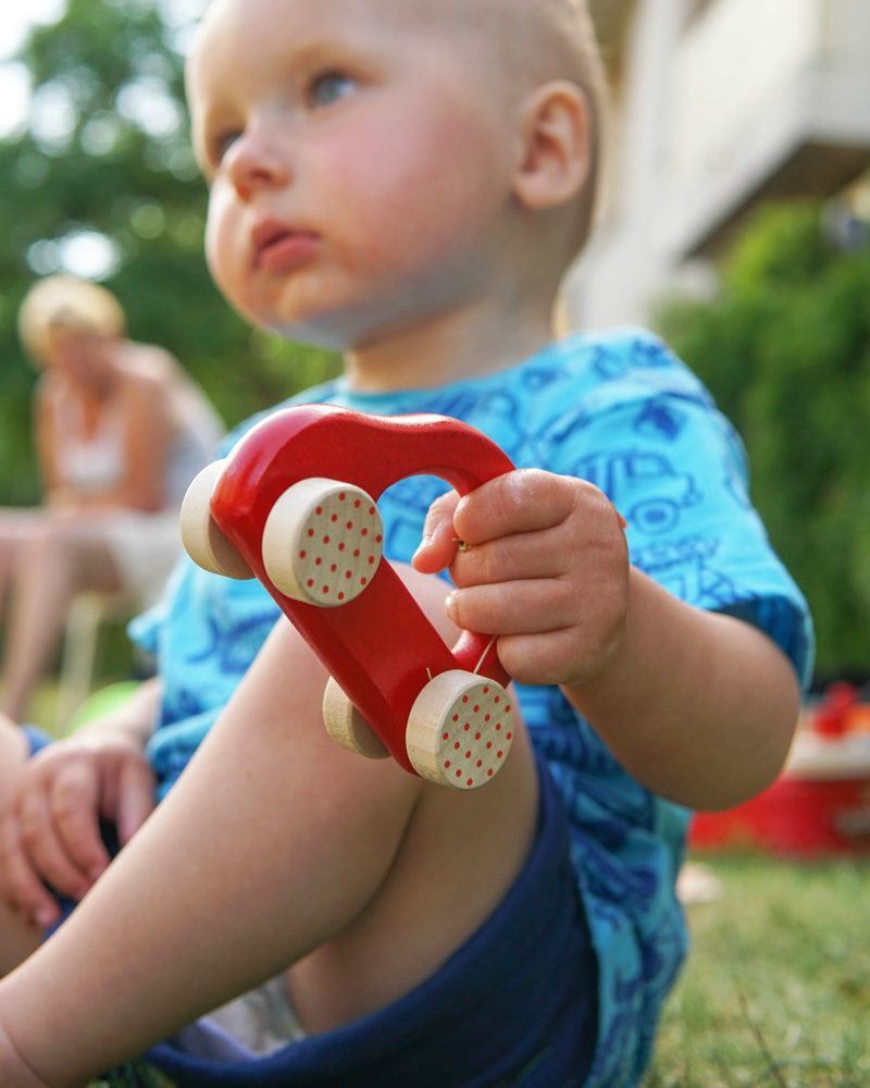 une petite voiture rouge jouets en bois emotions